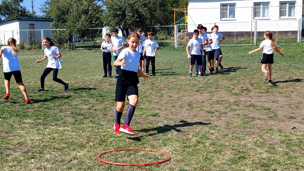 Соревнования по футболу.